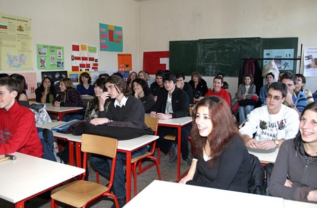 Учениците се връщат в класните стаи