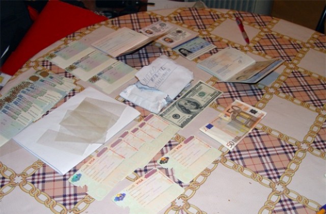 Разбиха престъпна група, занимавала се с фалшиви документи