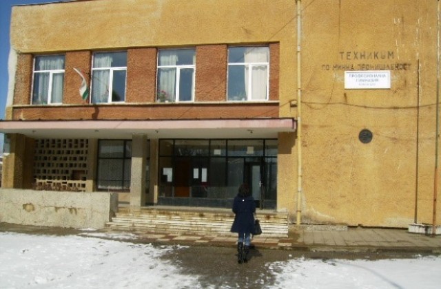 Мистерии около груповото изнасилване в бобовдолско училище