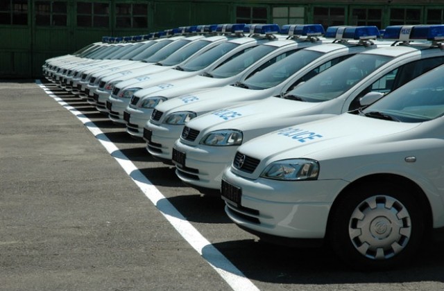 Крадци обират коли посред бял ден