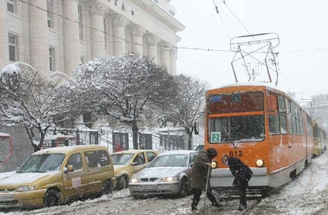 Затруднено е движението по основни булеварди в София
