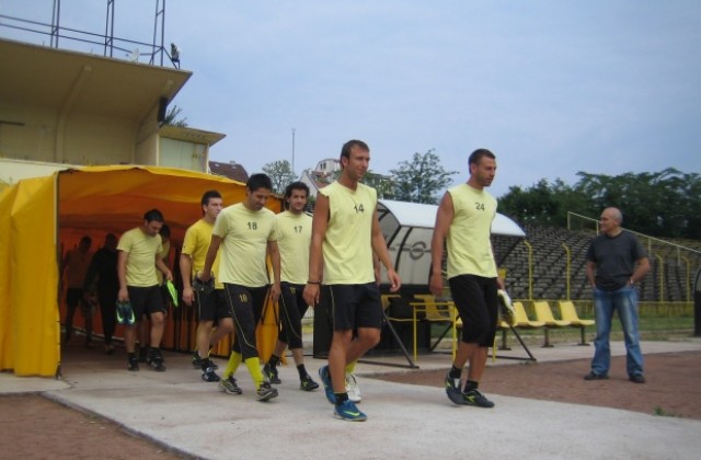 Общината си взима стадион „Христо Ботев, дава на военните боксовата зала