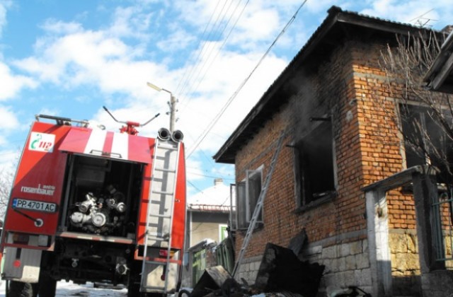 Пияница подпали дома си в Разград