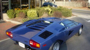 Продават Lamborghini LP400 Countach в автокъща в Ню Йорк