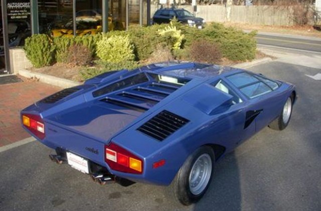 Продават Lamborghini LP400 Countach в автокъща в Ню Йорк