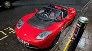 Tesla започва производство на Roadster с десен волан