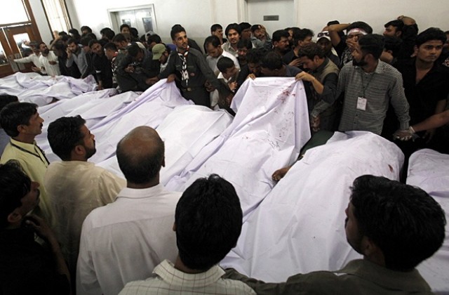 Десетки загинаха при атентати в Кербала и Карачи
