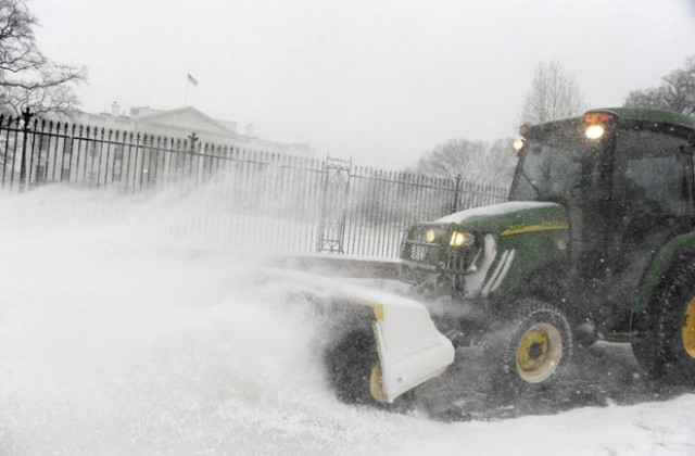 Приближаваща снежна буря затвори офиси и училища в САЩ
