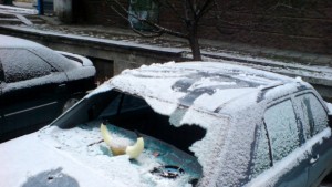 Мерцедес в Габрово осъмна надупчен с кирки
