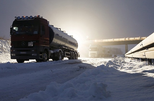 Снегът затруднява движението на тировете от Румъния за България