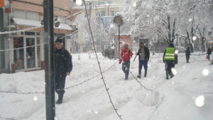 Тролеите спрени от движение снегът повали и украсата на Хасково