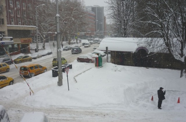Продължава снегопочистването в Плевен и общината