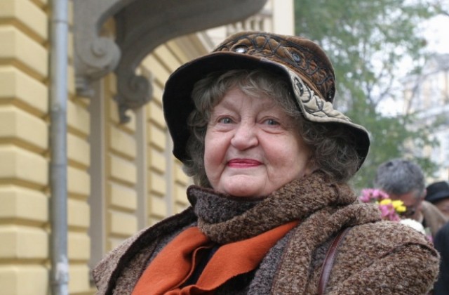 Татяна Лолова чества рожден ден на варненска сцена