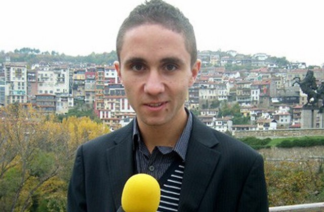 Удариха репортер с чук по главата във Велико Търново