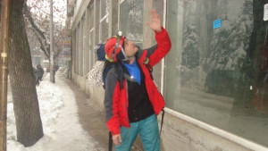 Алпинисти се борят с ледените висулки в Хасково