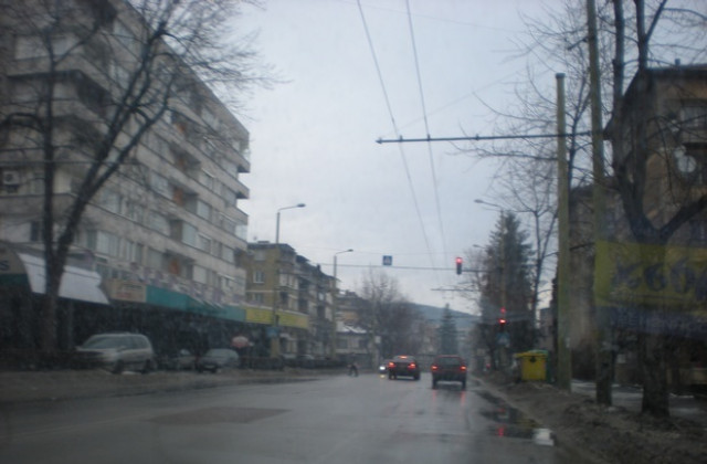 Мокри са пътищата в цялата област