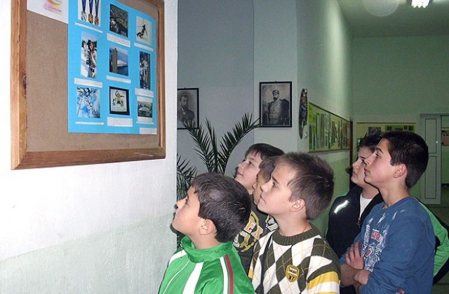 Откриха изложба за Олимпийските игри в петричко училище