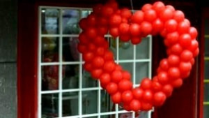 Младите червенокръстци ще раздават презервативи и валентинки