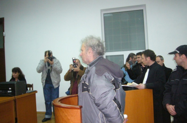Убиецът остава в ареста