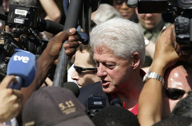Бил Клинтън ще продължи да работи за Хаити въпреки сърдечната операция