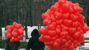 Млади варненци даряват прегръдки
