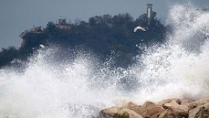 Невръстни девойки правят заменки по морето