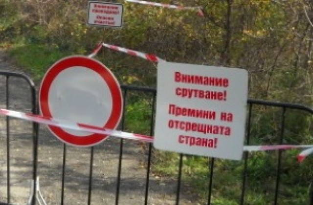 Свлачище заплашва да повлече къща, собственикът отказва да я напусне