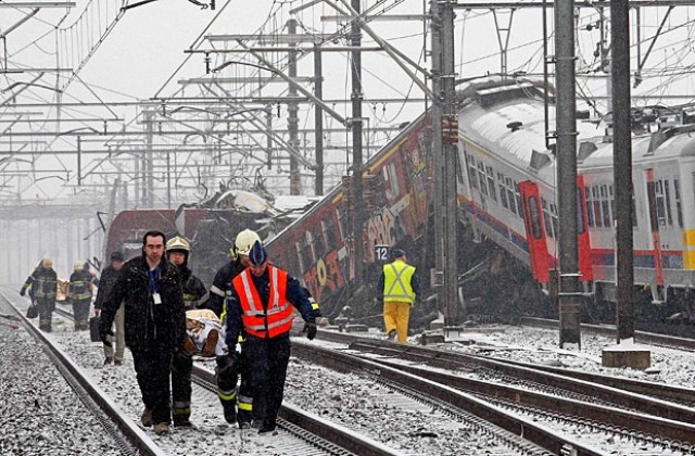 Влакова катастрофа в Белгия отне живота на 18 души