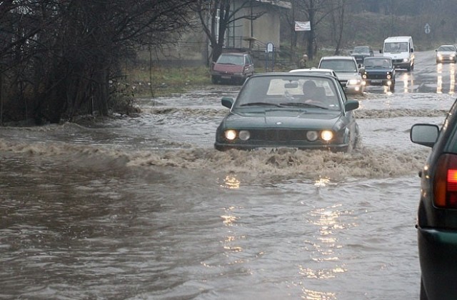 Наводнение затвори пътя за Казашко