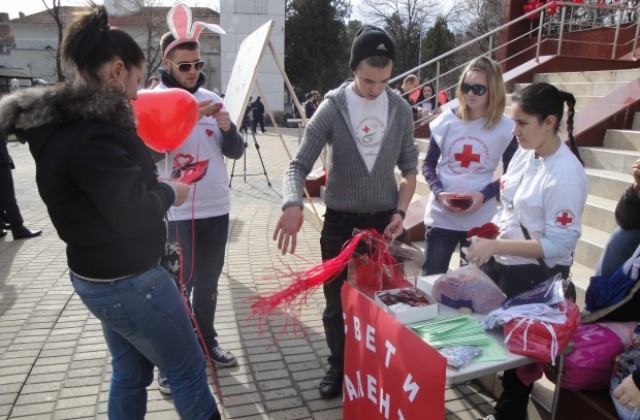 Доброволци подариха „сърцата си” в Деня на влюбените