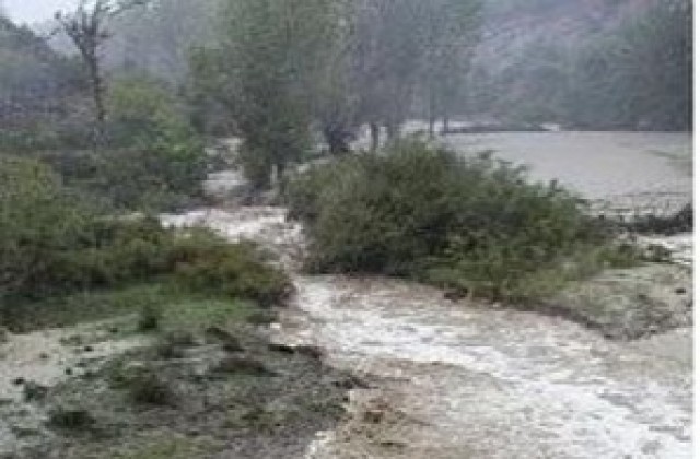 600 куб.м вода в секунда изпускат аварийно от язовир Студен кладенец