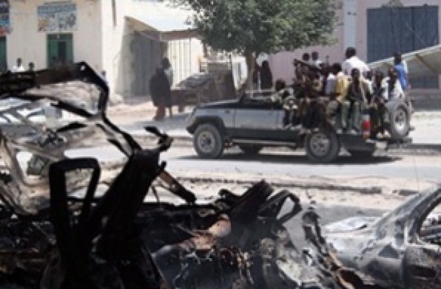 Сомалийски министър оцеля при троен атентат