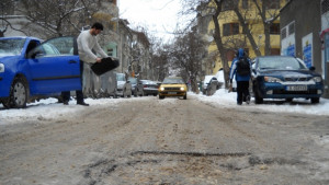 Пътищата в областта мокри и хлъзгави