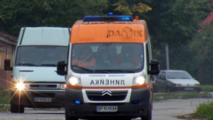 Пешеходец е с опасност за живота след катастрофа