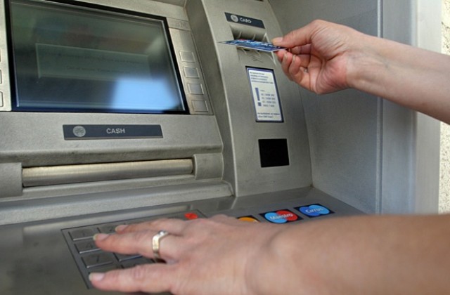 Арестуваха двама българи за клониране на банкови карти в Италия