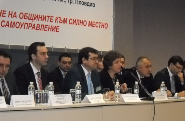 Премиерът раздава информационен наръчник за усвояване на европари