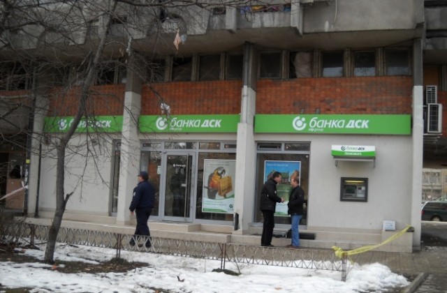 Въоръжен с маска обра банка
