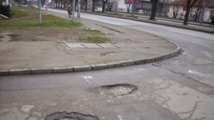 Пълнят кратерите спешно неравностите остават за април