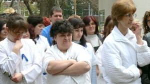 Лекари от три болници протестират от днес