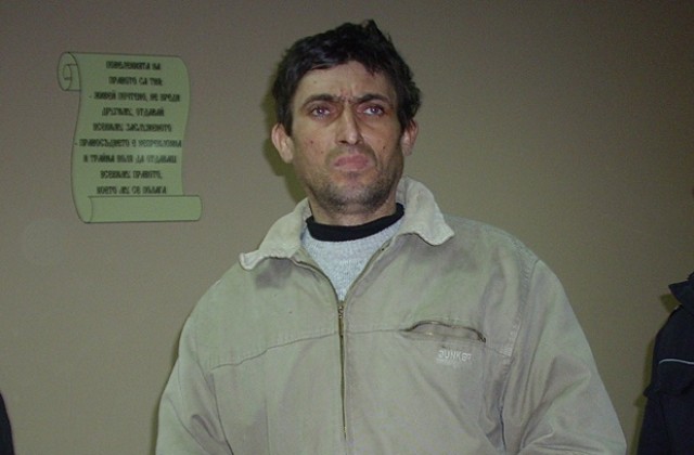 Оставиха в ареста бащата на насилвания Александър