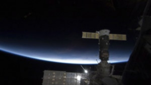 Индевър пое обратно към Земята