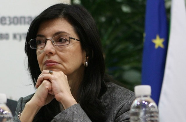 Меглена Кунева остава политик