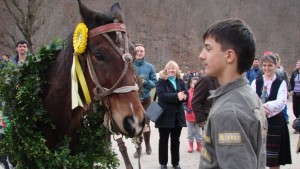 83годишен дядо участва в традиционното шествие на Тодоровден във Васильово