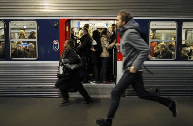 Влак Евростар със 750 пътници спря аварийно заради технически проблеми