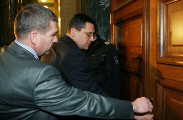 Не бяха разпитани чужденци по делото Николов и Стойков