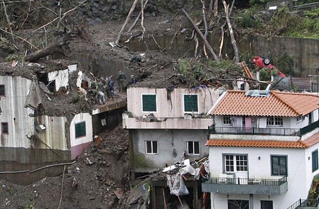 48 са жертвите на бедствието в Мадейра, издирват 32 души