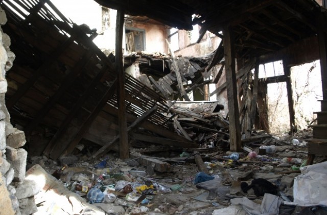 Подир дъжд качулка: Министерството на културата разпореди събаряне на самосрутилата се къща в Стария град