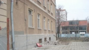 Асансьор за хора с увреждания в езикова гимназия