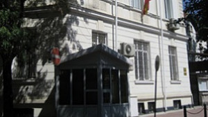Слагат бариери край испанското посолство в София