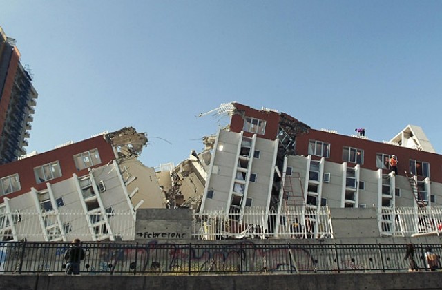 Жертви и разрушения след мощно земетресение с магнитуд 8.8 край Чили